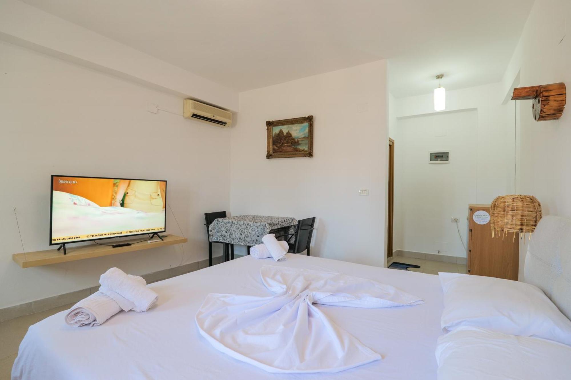 Garden Villa Lake Side & Glamping Ксамил Экстерьер фото