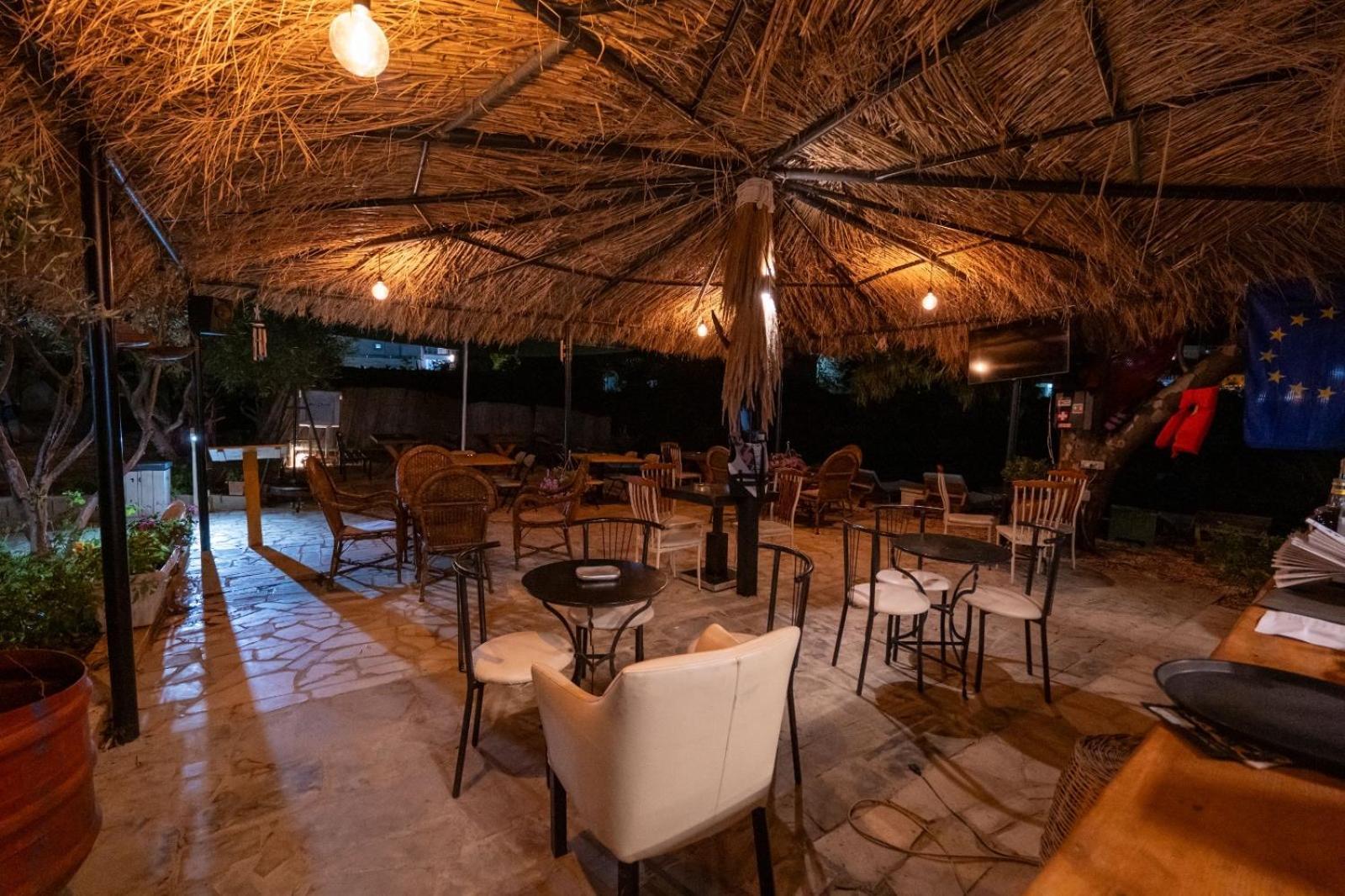 Garden Villa Lake Side & Glamping Ксамил Экстерьер фото